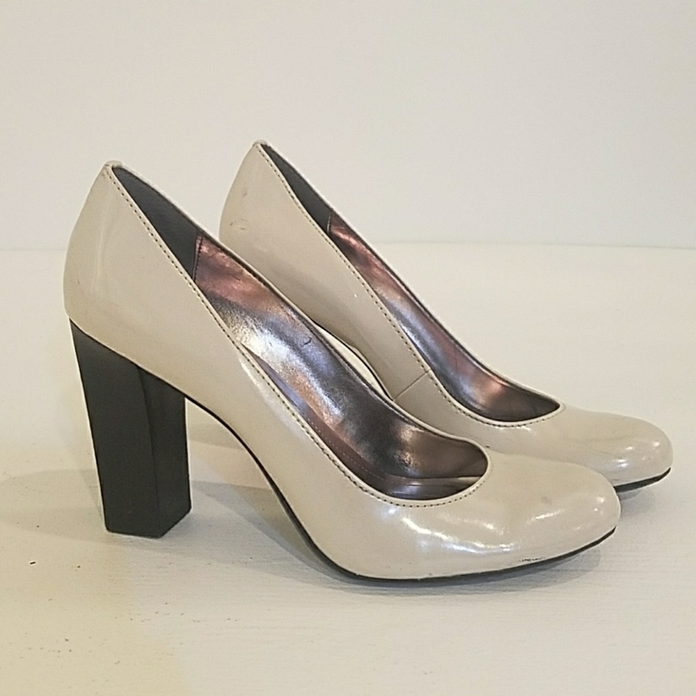 Calvin Klein Size 7.5 Light Gray Pumps